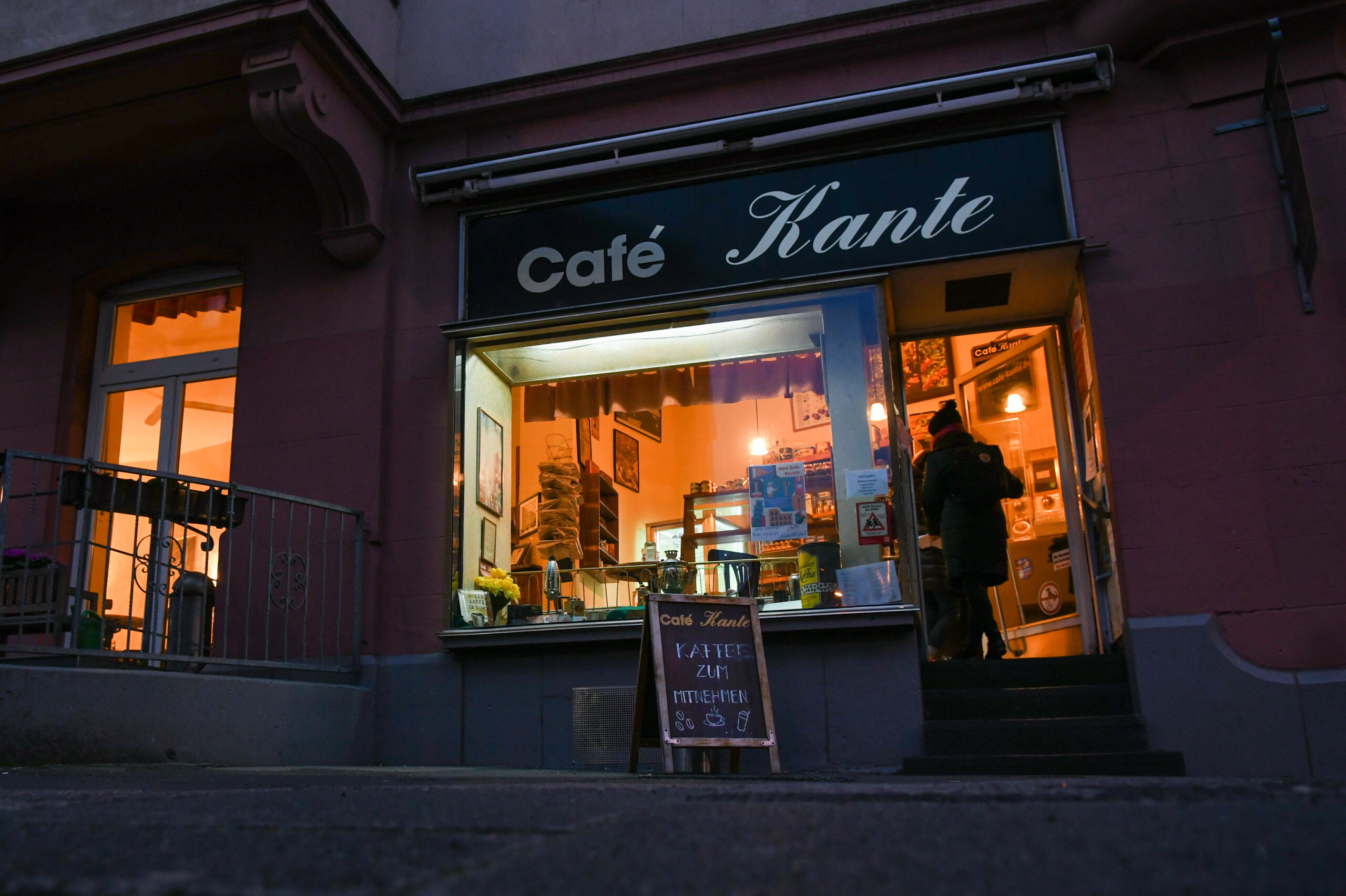 Frankfurt. 20.03.2023. Cafe Kante. Schaufenster in der Abenddaemmerung. Kundinnen am Verkaufstresen.
HONORARPFLICHTIG / FEE BY PUBLISHING
Veroeffentlichung nur zur aktuellen Berichterstattung, unter Beachtung des Medienprivilegs.
Vereinbarung ueber Abtretung von Persoenlichkeitsrechten der abgebildeten Person(en), Model / Product Release liegt nicht vor.
Photo: Renate Hoyer, Waldschmidtstr. 17, D-60316 Frankfurt. Phone: +49171-7992955. Frankfurter Volksbank IBAN: DE65 5019 0000 6500 9832 89.
BIC:FFVBDEFF, TAX Nr.:014 829 04467