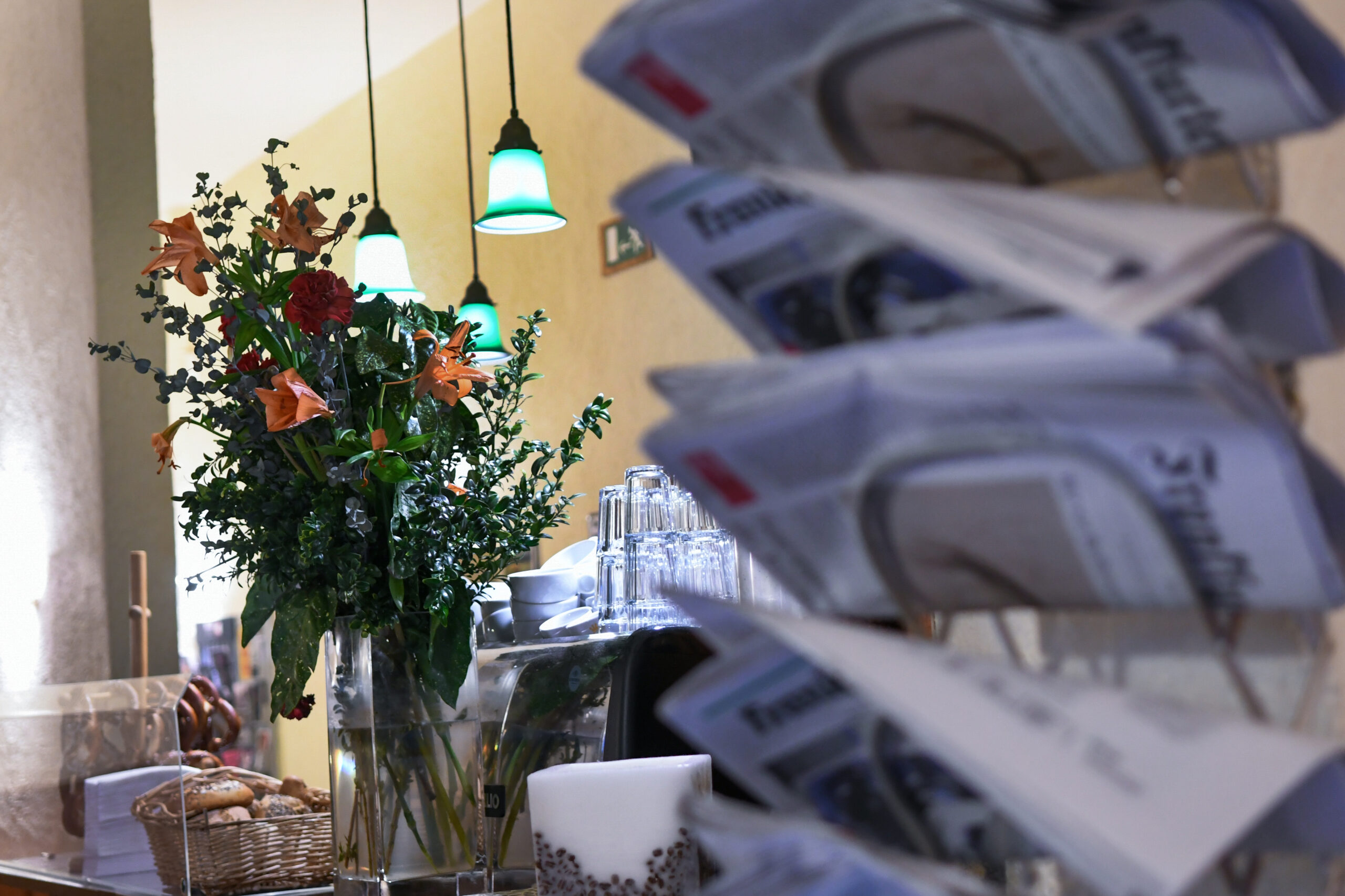 Frankfurt. 23.03.2023. Cafe Kante. Tageszeitungen im Zeitungshalter im Cafébereich.
HONORARPFLICHTIG / FEE BY PUBLISHING
Veroeffentlichung nur zur aktuellen Berichterstattung, unter Beachtung des Medienprivilegs.
Vereinbarung ueber Abtretung von Persoenlichkeitsrechten der abgebildeten Person(en), Model / Product Release liegt nicht vor.
Photo: Renate Hoyer, Waldschmidtstr. 17, D-60316 Frankfurt. Phone: +49171-7992955. Frankfurter Volksbank IBAN: DE65 5019 0000 6500 9832 89.
BIC:FFVBDEFF, TAX Nr.:014 829 04467