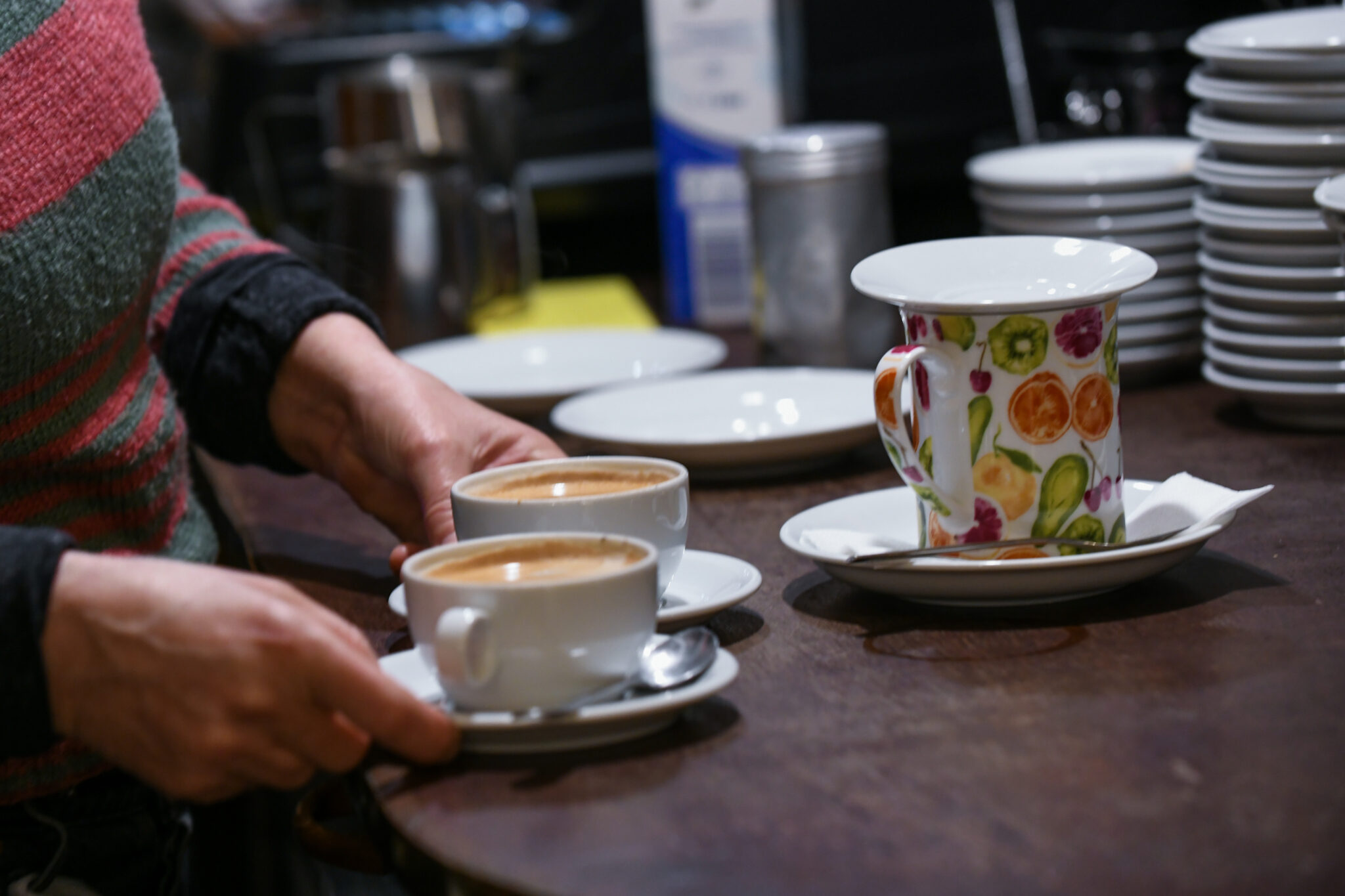 Frankfurt. 23.03.2023. Cafe Kante. Kaffee und Tee, Zubereitung im Cafébereich.
HONORARPFLICHTIG / FEE BY PUBLISHING
Veroeffentlichung nur zur aktuellen Berichterstattung, unter Beachtung des Medienprivilegs.
Vereinbarung ueber Abtretung von Persoenlichkeitsrechten der abgebildeten Person(en), Model / Product Release liegt nicht vor.
Photo: Renate Hoyer, Waldschmidtstr. 17, D-60316 Frankfurt. Phone: +49171-7992955. Frankfurter Volksbank IBAN: DE65 5019 0000 6500 9832 89.
BIC:FFVBDEFF, TAX Nr.:014 829 04467