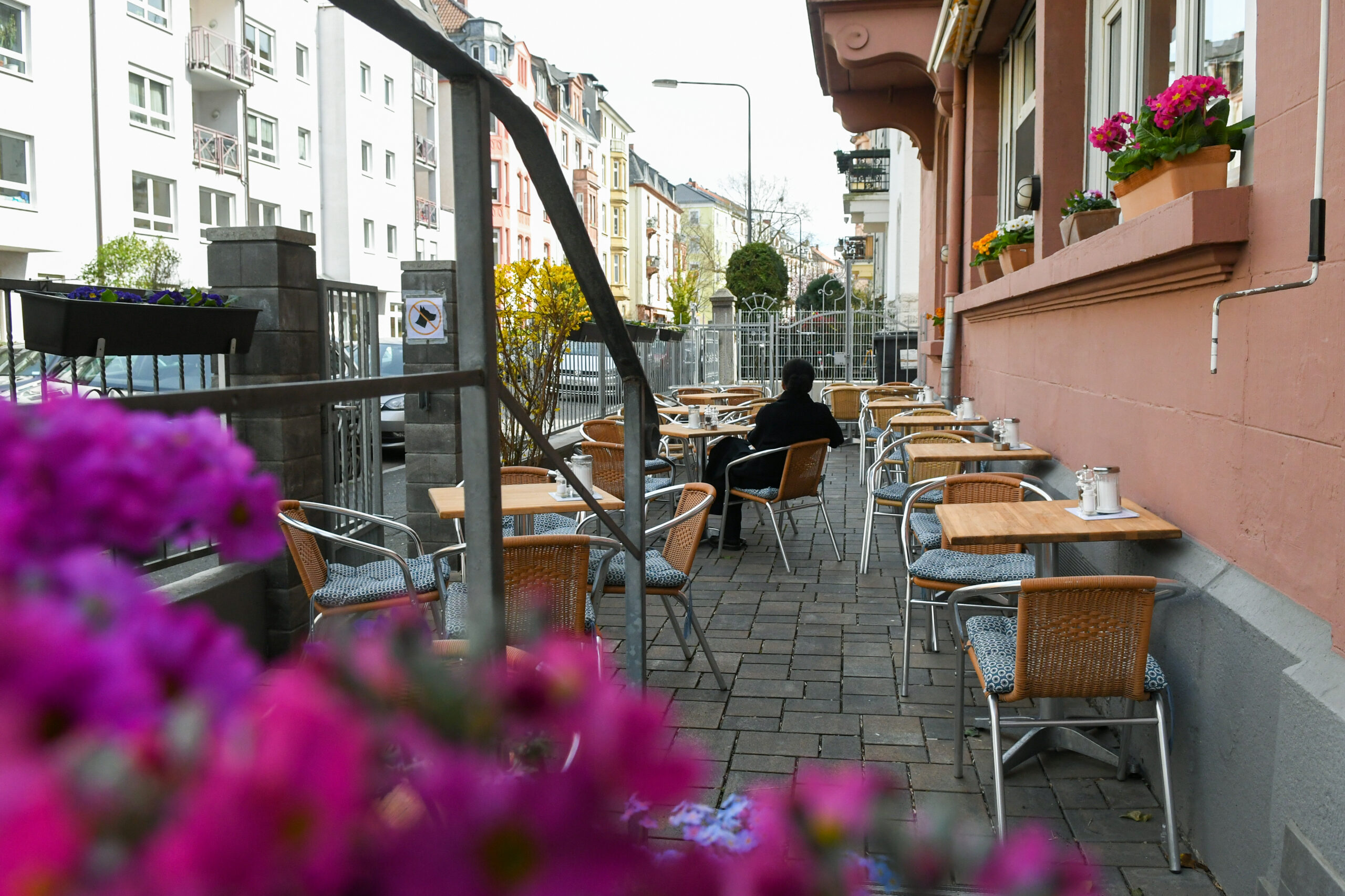 Frankfurt. 28.03.2023. Cafe Kante. Garten, Aussenbereich fuer Cafegaeste.
HONORARPFLICHTIG / FEE BY PUBLISHING
Einwilligung (nach DS-GVO) liegt nur muendlich vor.
Veroeffentlichung nur zur aktuellen Berichterstattung, unter Beachtung des Medienprivilegs.
Vereinbarung ueber Abtretung von Persoenlichkeitsrechten der abgebildeten Person(en), Model / Product Release liegt nicht vor.
Photo: Renate Hoyer, Waldschmidtstr. 17, D-60316 Frankfurt. Phone: +49171-7992955. Frankfurter Volksbank IBAN: DE65 5019 0000 6500 9832 89.
BIC:FFVBDEFF, TAX Nr.:014 829 04467