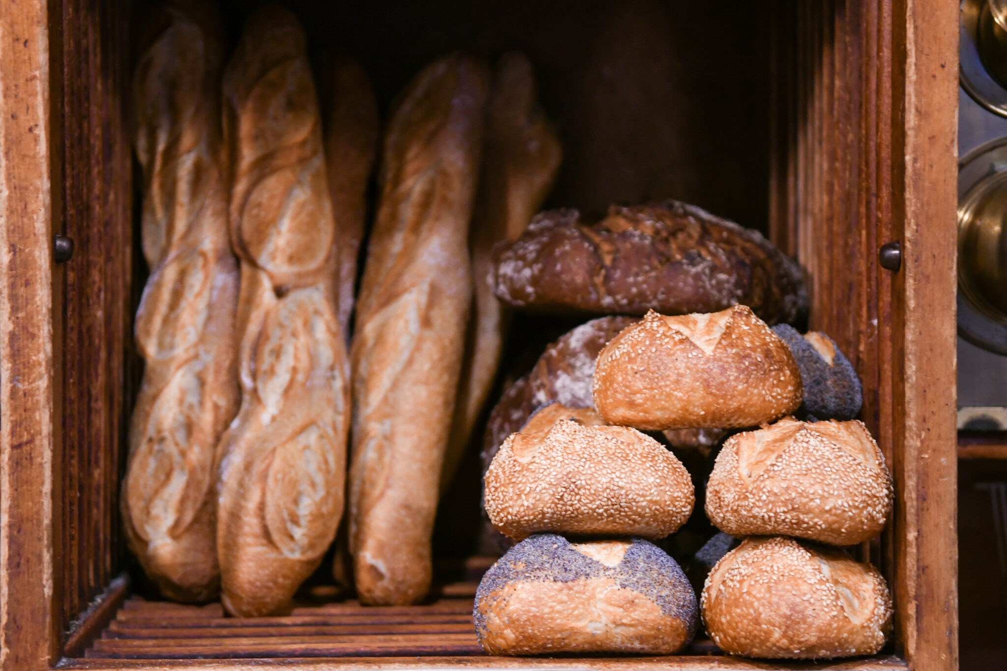Frankfurt. 23.03.2023. Cafe Kante. Baguette und Broetchen im Regal hinter dem Verkaufstresen.
HONORARPFLICHTIG / FEE BY PUBLISHING
Veroeffentlichung nur zur aktuellen Berichterstattung, unter Beachtung des Medienprivilegs.
Vereinbarung ueber Abtretung von Persoenlichkeitsrechten der abgebildeten Person(en), Model / Product Release liegt nicht vor. 
Photo: Renate Hoyer, Waldschmidtstr. 17, D-60316 Frankfurt. Phone: +49171-7992955. Frankfurter Volksbank IBAN: DE65 5019 0000 6500 9832 89.
BIC:FFVBDEFF,  TAX Nr.:014 829 04467
