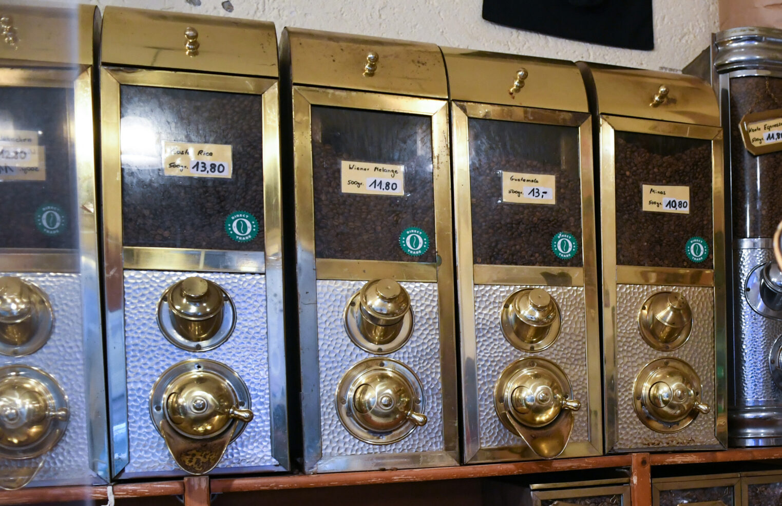 Frankfurt. 23.03.2023. Cafe Kante. Kaffee und Tee. Waage auf dem Verkaufstresen.
HONORARPFLICHTIG / FEE BY PUBLISHING
Veroeffentlichung nur zur aktuellen Berichterstattung, unter Beachtung des Medienprivilegs.
Vereinbarung ueber Abtretung von Persoenlichkeitsrechten der abgebildeten Person(en), Model / Product Release liegt nicht vor.
Photo: Renate Hoyer, Waldschmidtstr. 17, D-60316 Frankfurt. Phone: +49171-7992955. Frankfurter Volksbank IBAN: DE65 5019 0000 6500 9832 89.
BIC:FFVBDEFF, TAX Nr.:014 829 04467