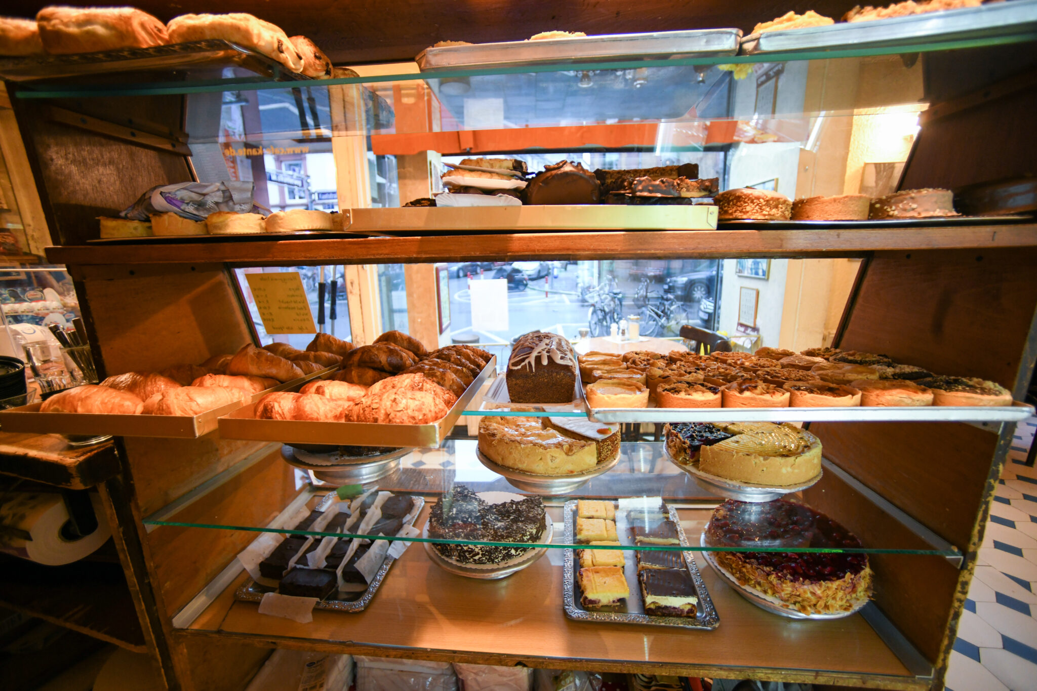 Theke mit Törtchen und Kuchen