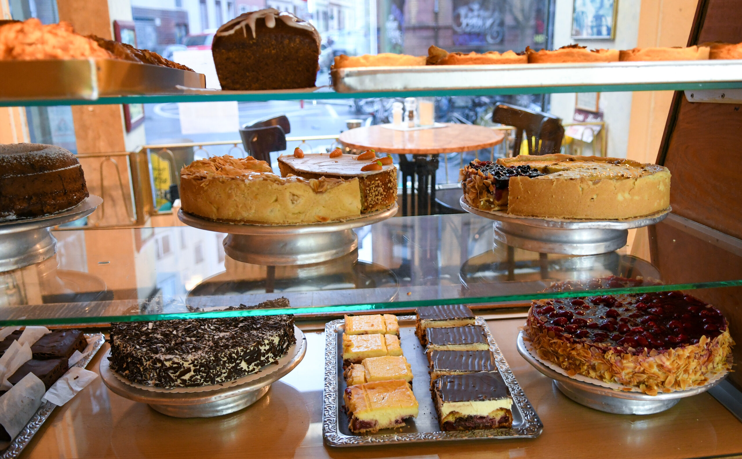 Frankfurt. 23.03.2023. Cafe Kante. Kuchen, Toertchen und Backwaren in der Auslage im Verkaufstresen.
HONORARPFLICHTIG / FEE BY PUBLISHING
Veroeffentlichung nur zur aktuellen Berichterstattung, unter Beachtung des Medienprivilegs.
Vereinbarung ueber Abtretung von Persoenlichkeitsrechten der abgebildeten Person(en), Model / Product Release liegt nicht vor.
Photo: Renate Hoyer, Waldschmidtstr. 17, D-60316 Frankfurt. Phone: +49171-7992955. Frankfurter Volksbank IBAN: DE65 5019 0000 6500 9832 89.
BIC:FFVBDEFF, TAX Nr.:014 829 04467