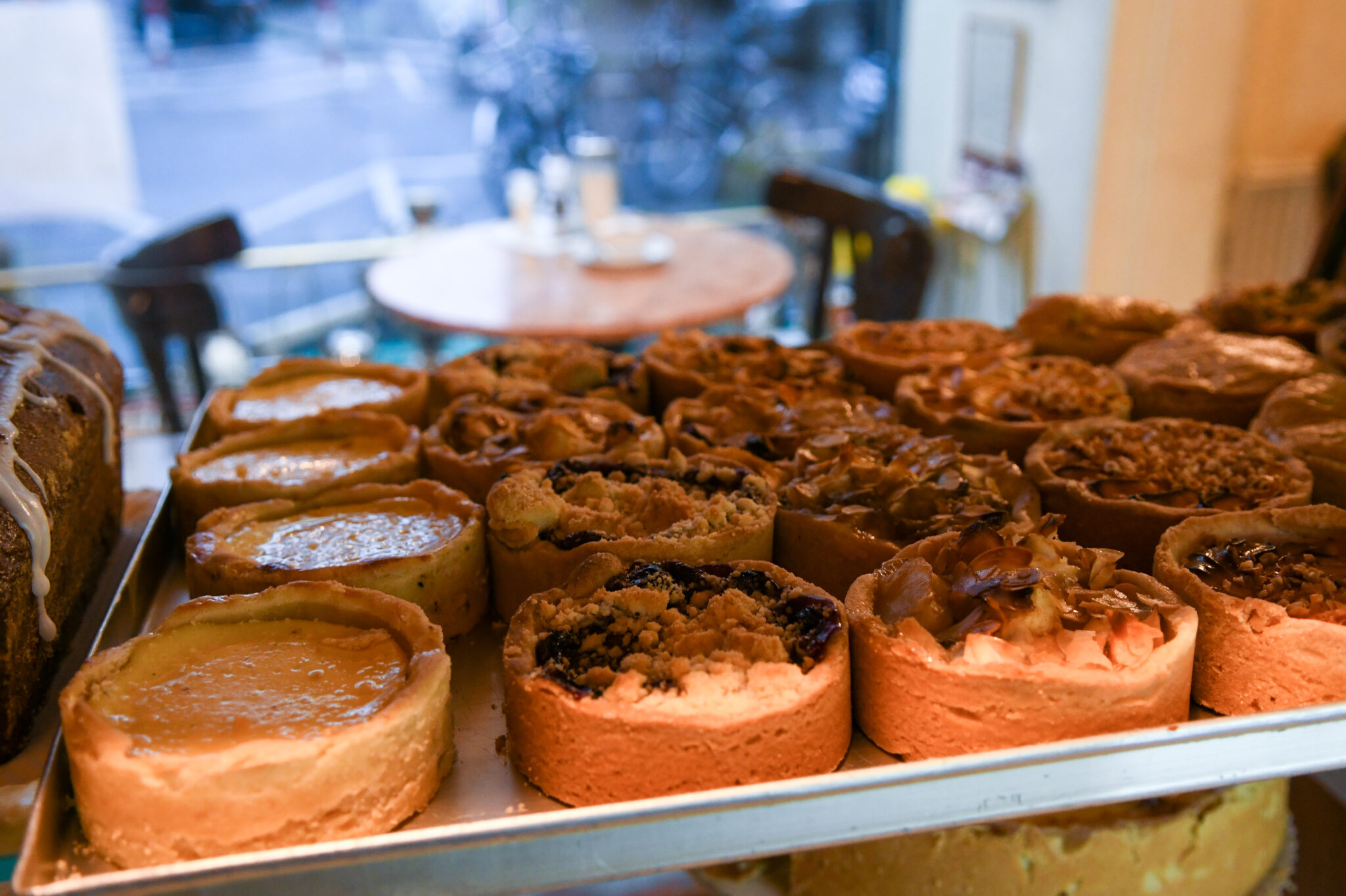 Frankfurt. 23.03.2023. Cafe Kante. Kuchen, Toertchen und Backwaren in der Auslage im Verkaufstresen.
HONORARPFLICHTIG / FEE BY PUBLISHING
Veroeffentlichung nur zur aktuellen Berichterstattung, unter Beachtung des Medienprivilegs.
Vereinbarung ueber Abtretung von Persoenlichkeitsrechten der abgebildeten Person(en), Model / Product Release liegt nicht vor. 
Photo: Renate Hoyer, Waldschmidtstr. 17, D-60316 Frankfurt. Phone: +49171-7992955. Frankfurter Volksbank IBAN: DE65 5019 0000 6500 9832 89.
BIC:FFVBDEFF,  TAX Nr.:014 829 04467